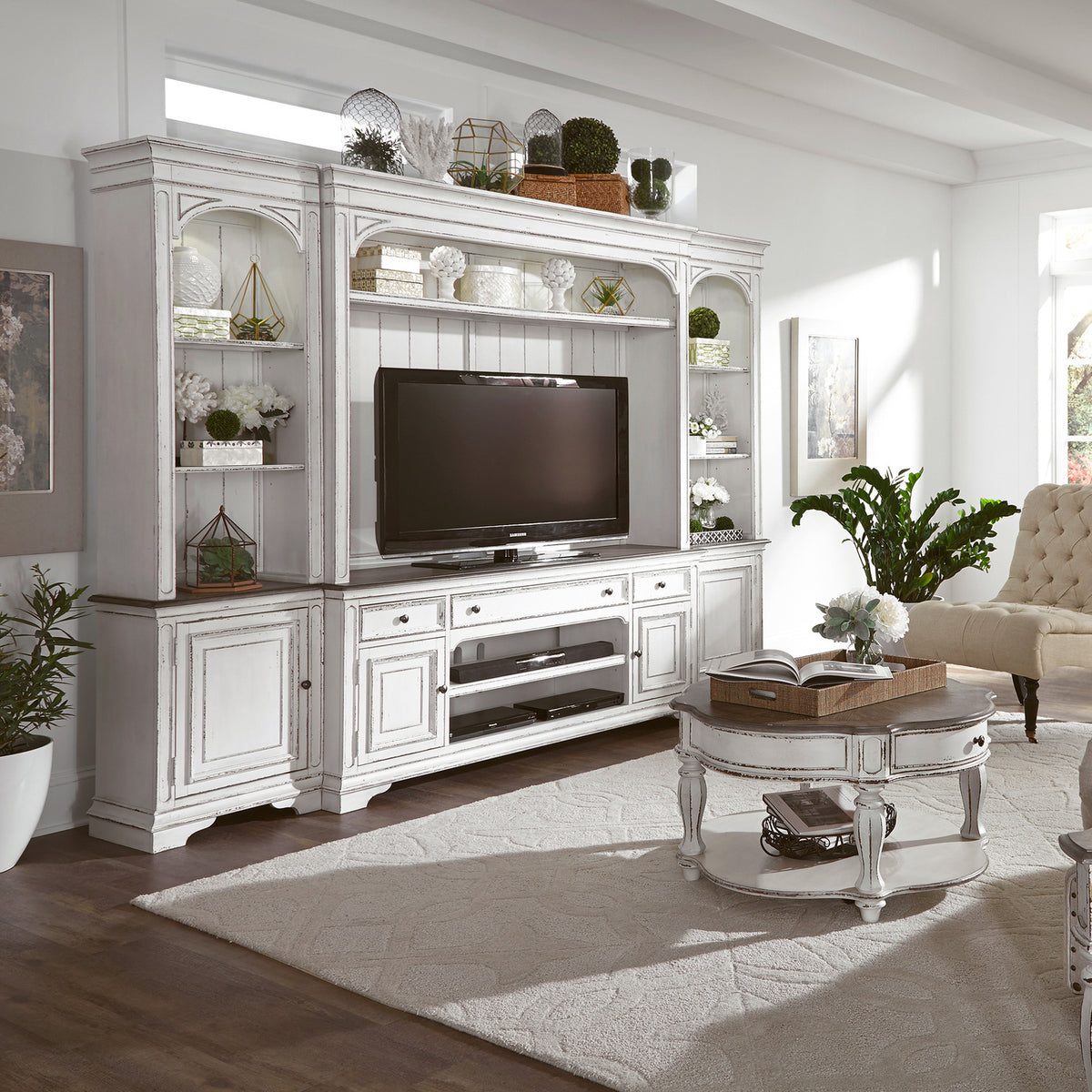 Magnolia Manor Entertainment Hutch