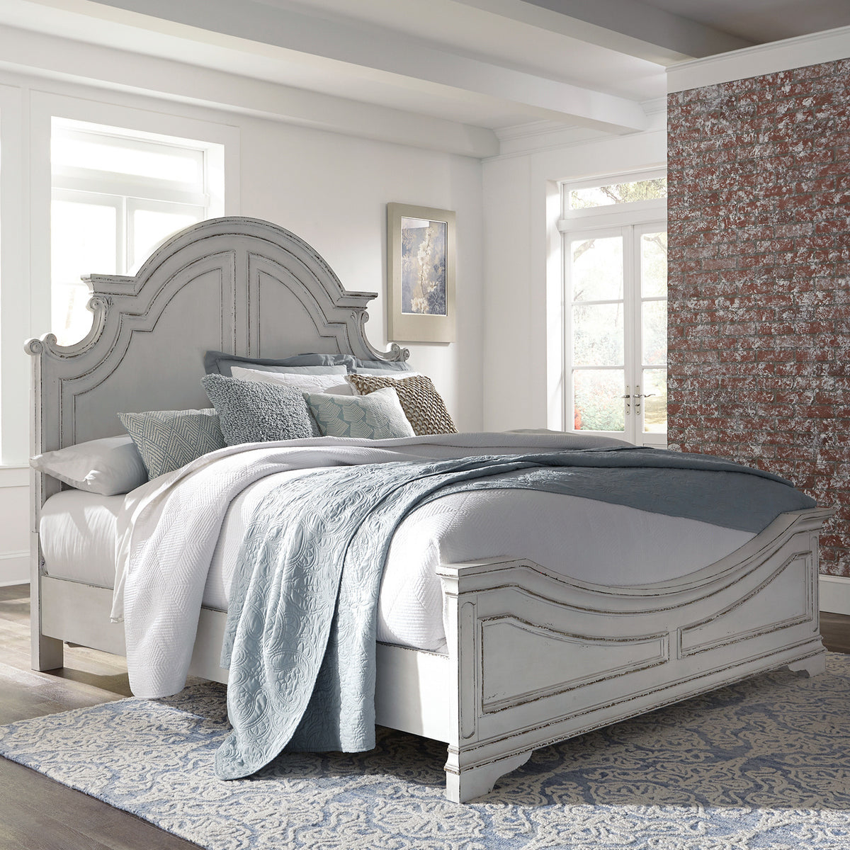 Magnolia Manor Queen Panel Bed, 2 Nightstands