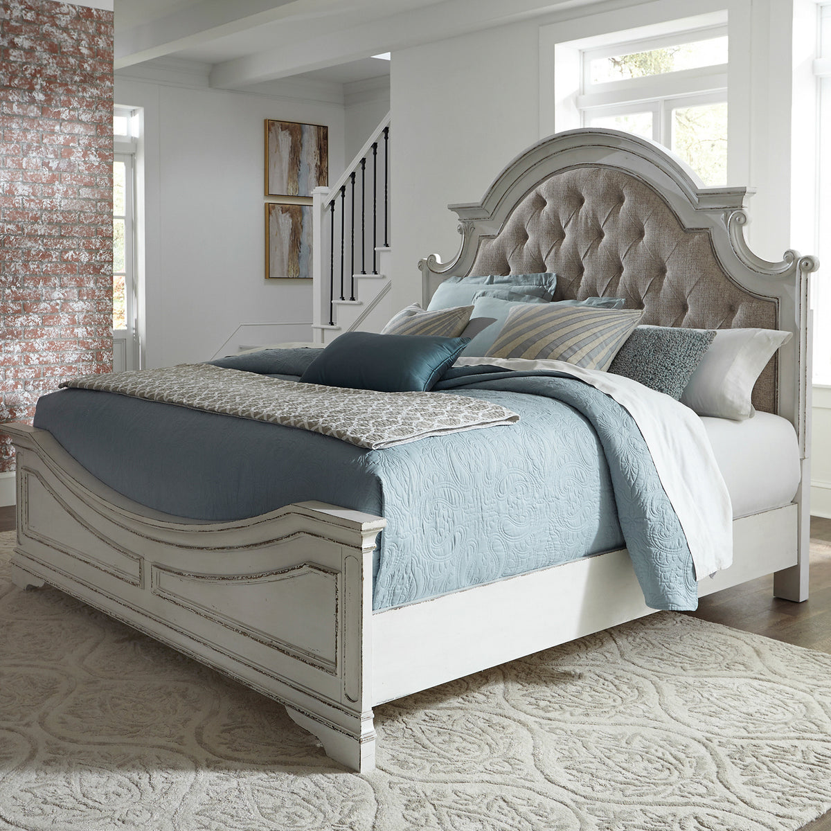 Magnolia Manor Queen Upholstered Bed, 2 Bedside Chests
